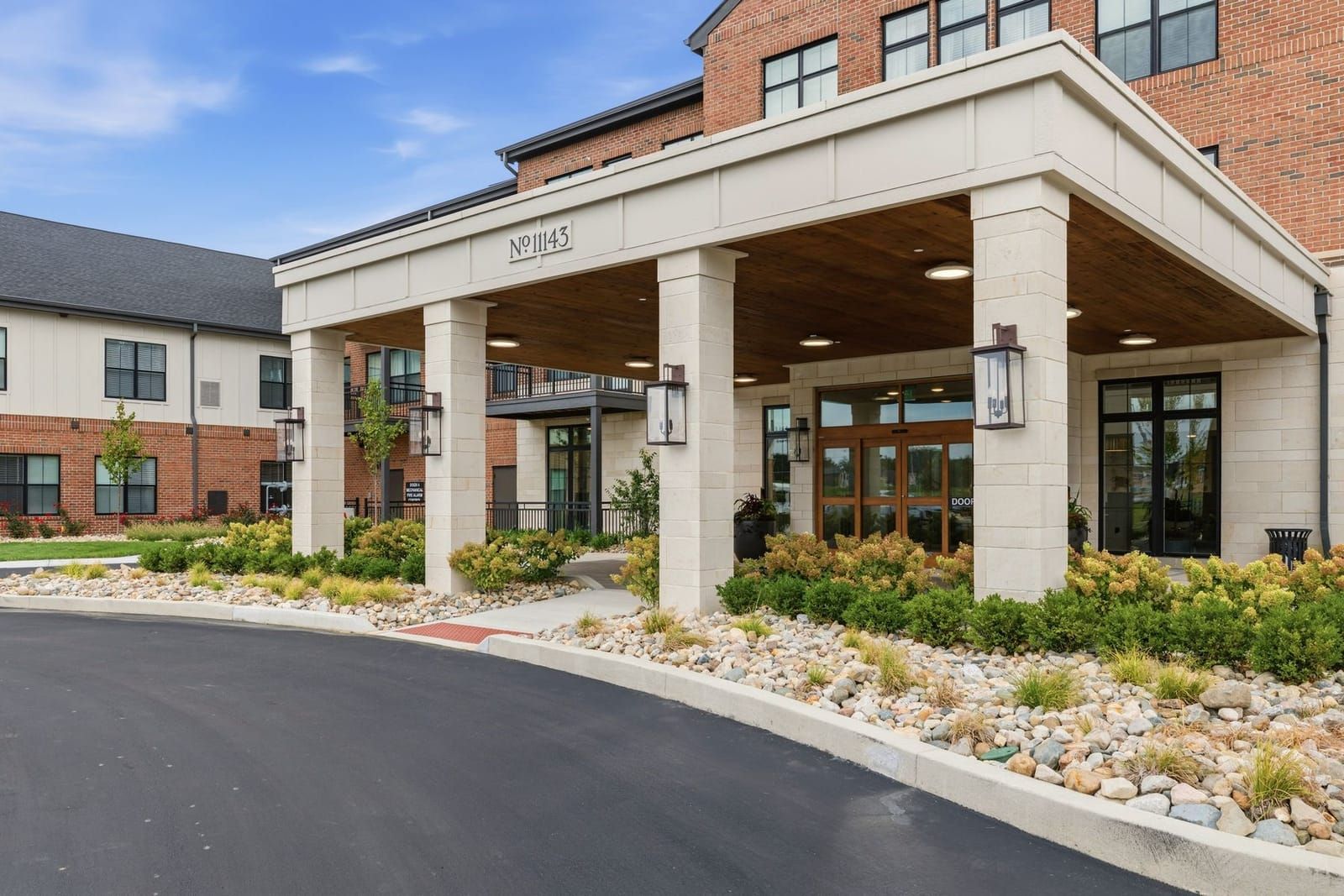 Covered entrance at Holliday Farms Senior Living